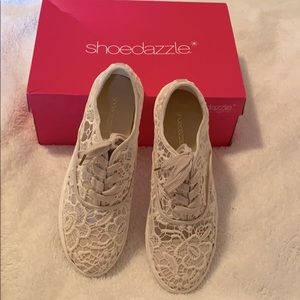 White lace print shoes